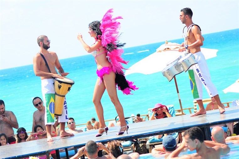 Cyan Sunday Club Lets Carnival